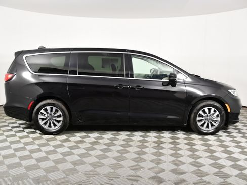 Used 2024 Chrysler Pacifica Limited FWD image 5