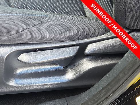 Used 2024 Toyota Corolla Cross SE image 14