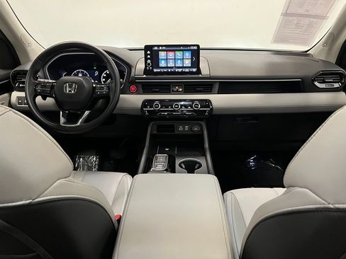 Used 2025 Honda Pilot Touring image 17