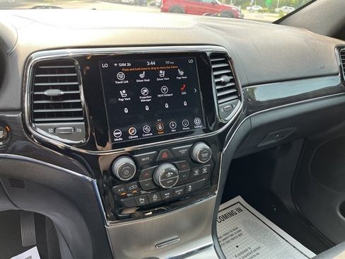 Used 2020 Jeep Grand Cherokee Overland AWD/4WD image 25