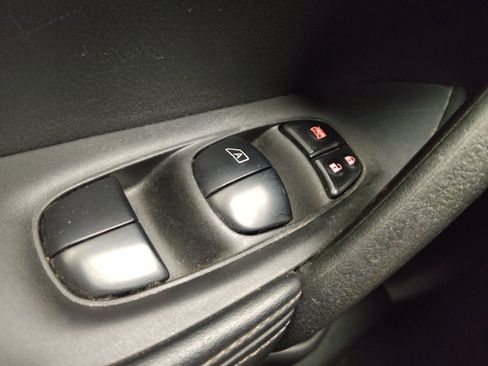 Used 2020 Nissan Rogue S FWD image 27