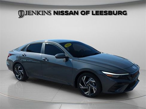 Used 2025 Hyundai Elantra Limited image 3