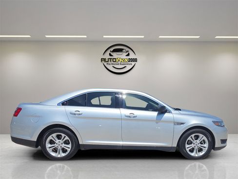Used 2018 Ford Taurus SE image 8