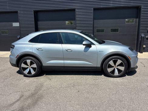 Used 2025 Porsche Macan 4 Electric AWD/4WD image 9