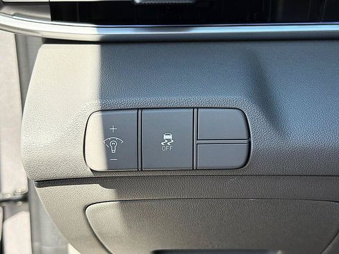 Used 2025 Hyundai Elantra SEL FWD image 23