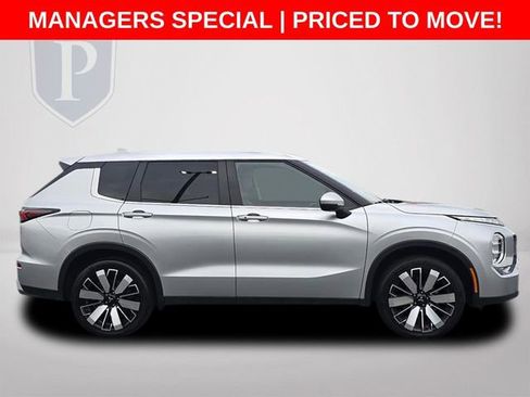 Used 2025 Mitsubishi Outlander SE FWD image 4