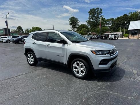 Used 2024 Jeep Compass Latitude AWD/4WD image 4