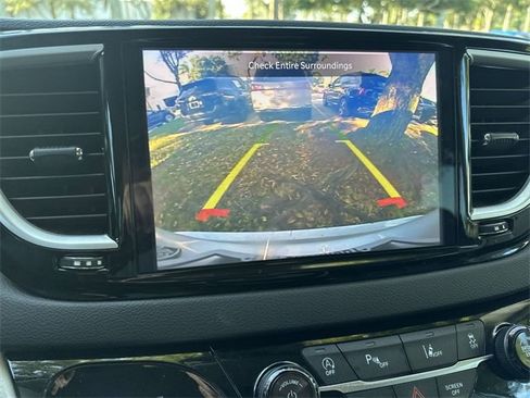 Used 2024 Chrysler Pacifica Touring-L image 25