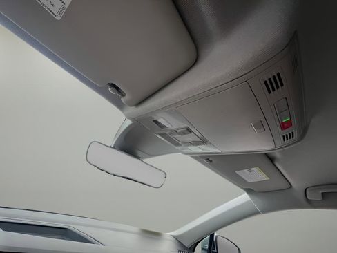 Used 2022 Volkswagen Tiguan SE image 25