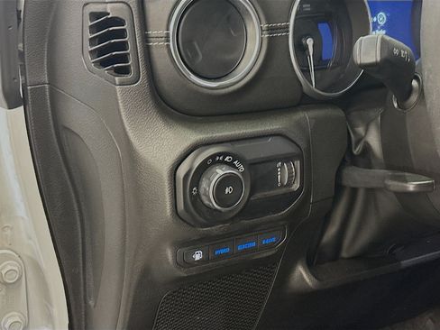 Used 2023 Jeep Wrangler Unlimited Sahara AWD/4WD image 17