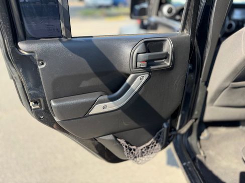 Used 2015 Jeep Wrangler Unlimited Rubicon AWD/4WD image 35
