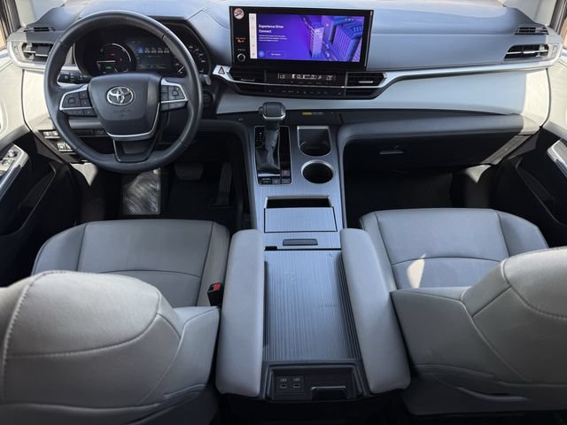 Used 2025 Toyota Sienna XLE FWD image 11