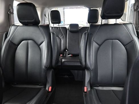 Used 2024 Chrysler Pacifica Limited FWD image 18