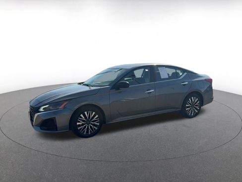 Used 2024 Nissan Altima 2.5 SV image 8