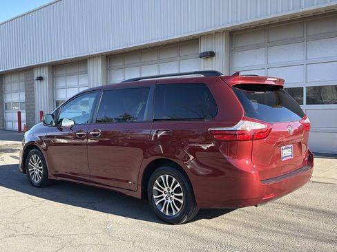 Used 2018 Toyota Sienna XLE image 7