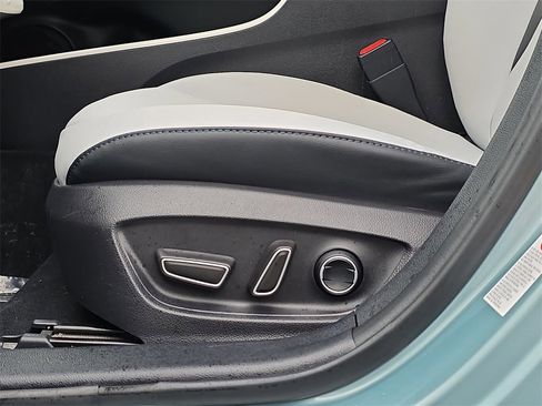 Used 2017 Toyota Prius Four image 33