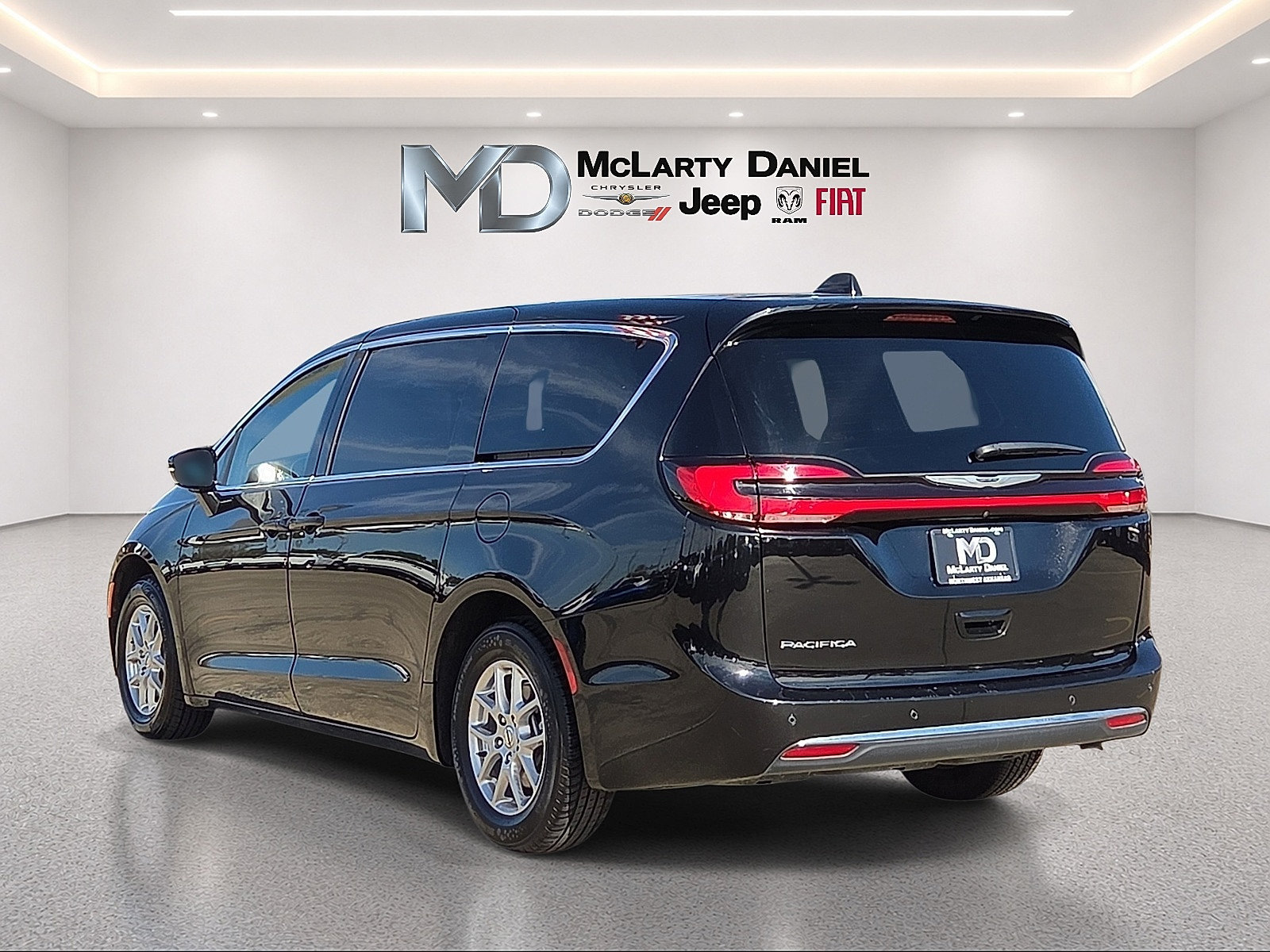 Used 2025 Chrysler Pacifica Select FWD image 4