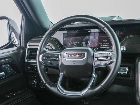 Used 2025 GMC Yukon Elevation w/ LPO, Elevation Black Package AWD/4WD image 13