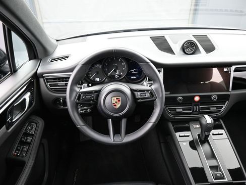 Certified 2025 Porsche Macan image 18