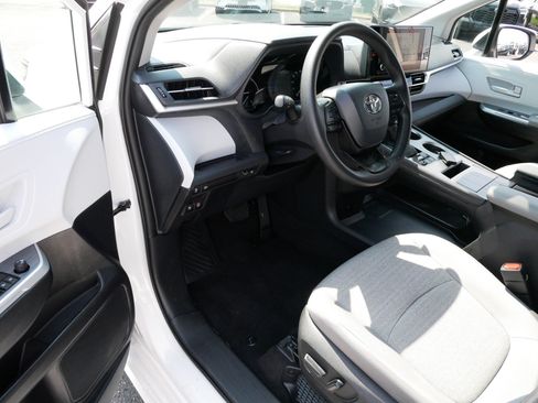 Certified 2025 Toyota Sienna LE FWD image 5