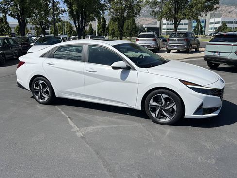 Certified 2023 Hyundai Elantra Limited w/ Preferred Accessory Package FWD image 5