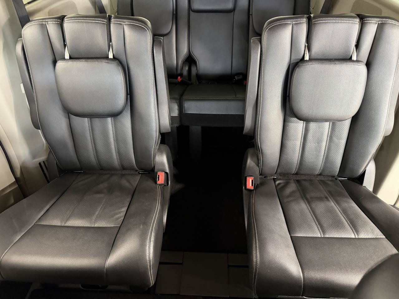 Used 2016 Chrysler Town & Country Touring FWD image 25