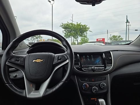 Used 2017 Chevrolet Trax LT w/ LT Convenience Package AWD/4WD image 33