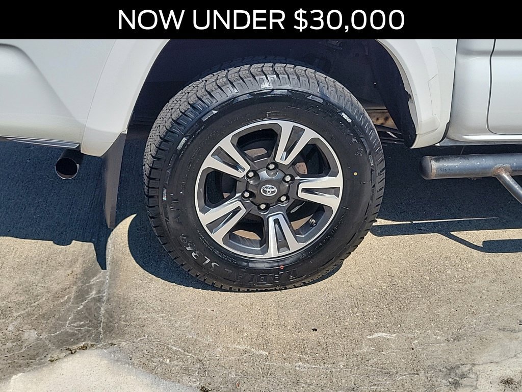 Used 2017 Toyota Tacoma TRD Sport w/ Tow Package (A/T) AWD/4WD image 5