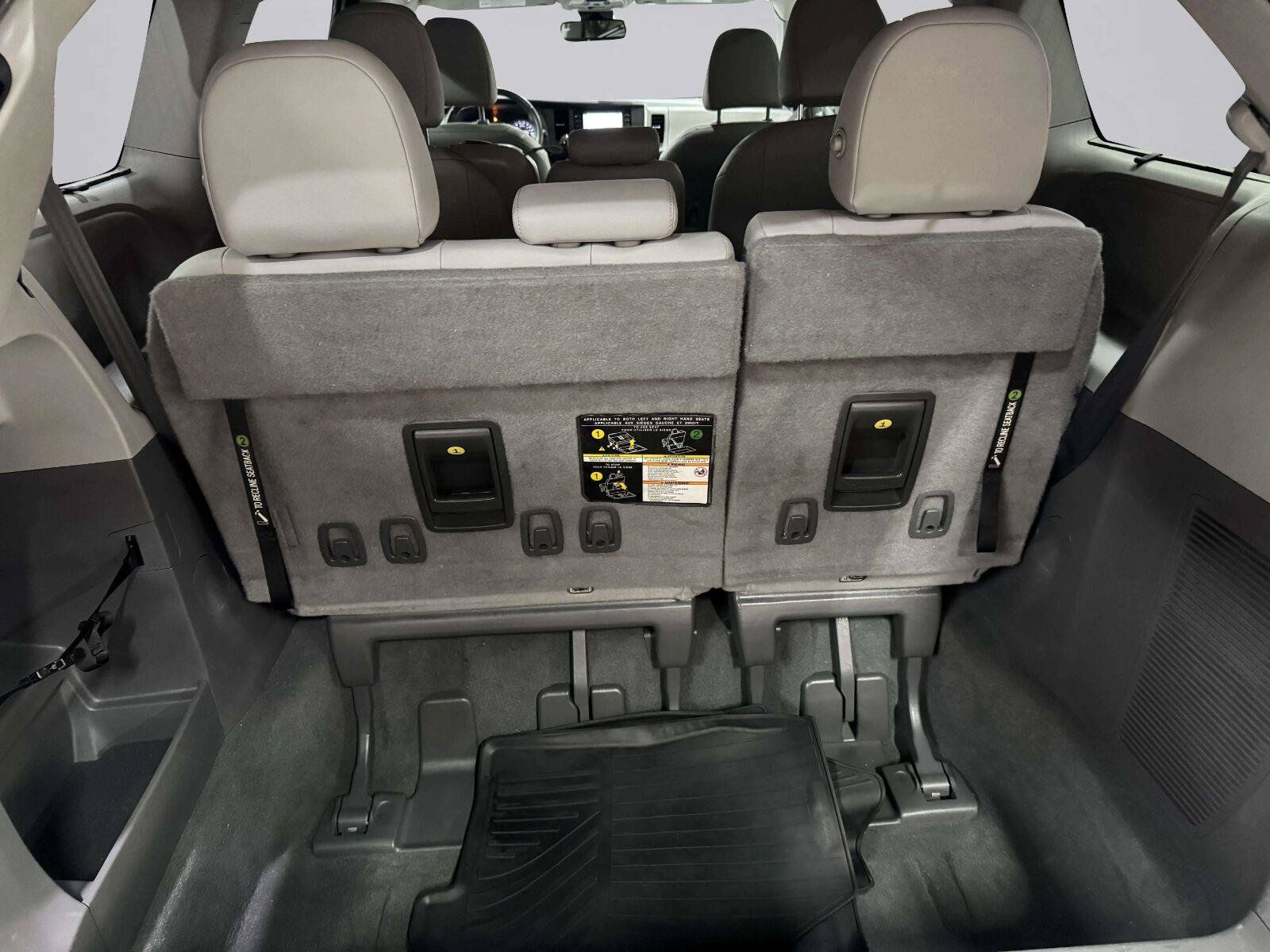 Used 2020 Toyota Sienna XLE Premium FWD image 45