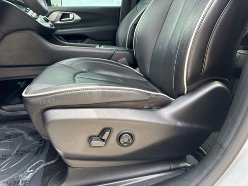 Used 2023 Chrysler Pacifica Limited w/ S Appearance Package FWD image 20