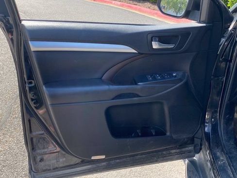 Used 2019 Toyota Highlander XLE FWD image 11