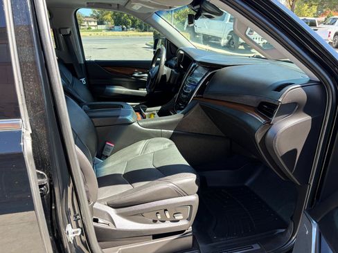 Used 2018 Cadillac Escalade Luxury AWD/4WD image 9