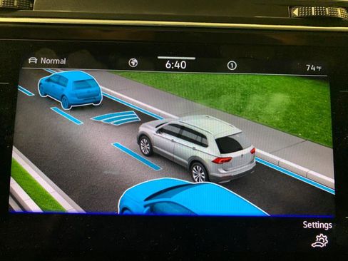 Used 2023 Volkswagen Tiguan SE R-Line image 22