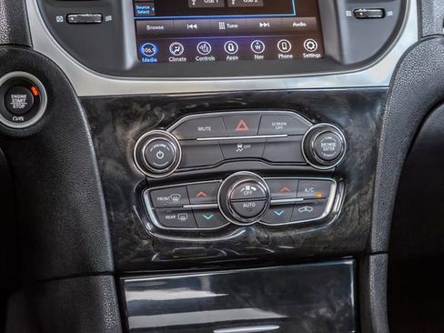 Used 2020 Chrysler 300 Limited image 32