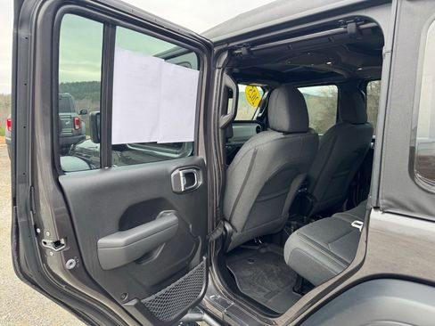 Used 2025 Jeep Wrangler Sport image 12