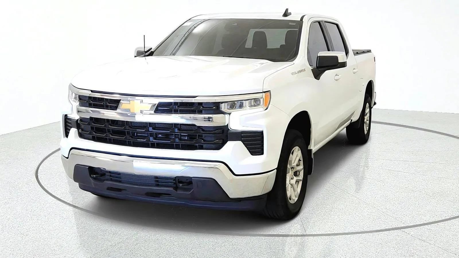 Used 2024 Chevrolet Silverado 1500 LT AWD/4WD image 3