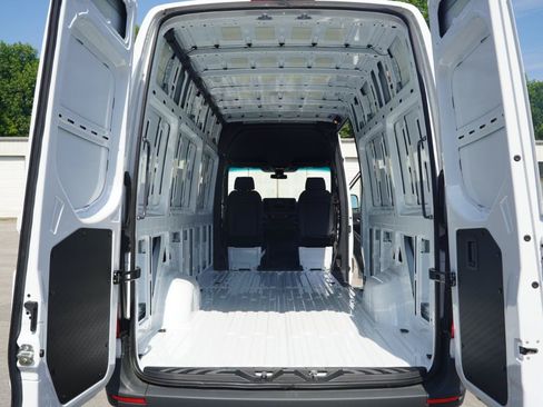 Used 2025 Mercedes-Benz Sprinter 2500 image 33