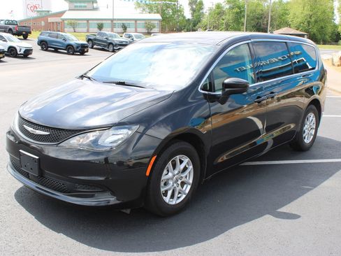 Used 2022 Chrysler Voyager LX FWD image 4
