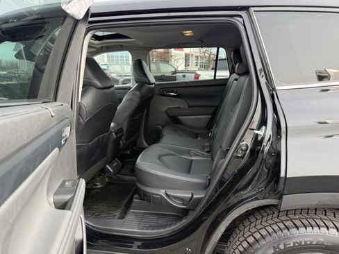 Used 2023 Toyota Highlander XLE image 16