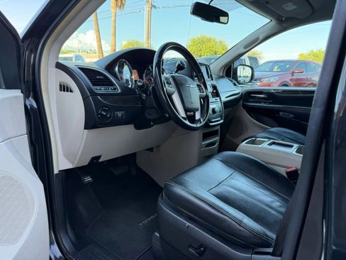 Used 2016 Chrysler Town & Country Touring FWD image 38