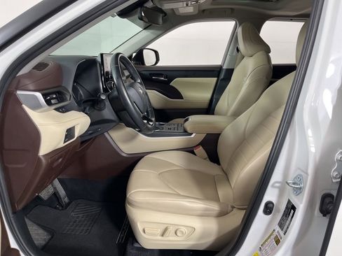 Used 2021 Toyota Highlander XLE image 26