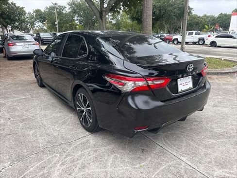 Used 2018 Toyota Camry SE w/ Moonroof Package image 8