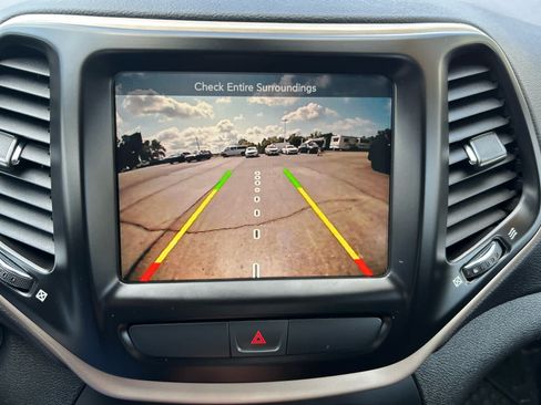 Used 2017 Jeep Cherokee Latitude w/ Cold Weather Group AWD/4WD image 17