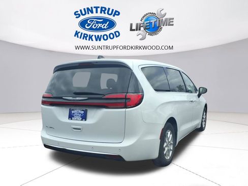 Used 2023 Chrysler Pacifica Touring-L image 3