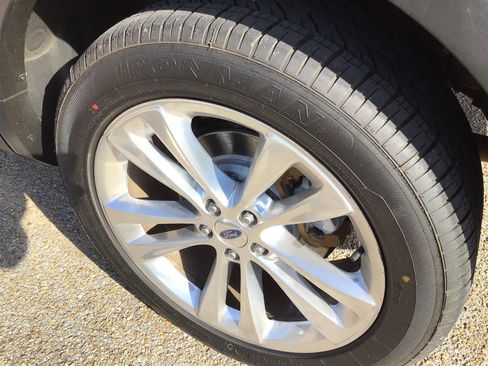 Used 2019 Ford Explorer XLT w/ Equipment Group 202A image 12