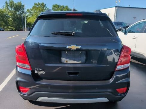 Used 2021 Chevrolet Trax LT w/ Premium Seat Package FWD image 2
