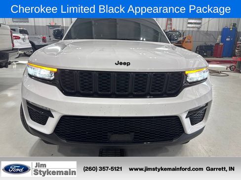 Used 2024 Jeep Grand Cherokee Limited w/ Black Appearance Package AWD/4WD image 11