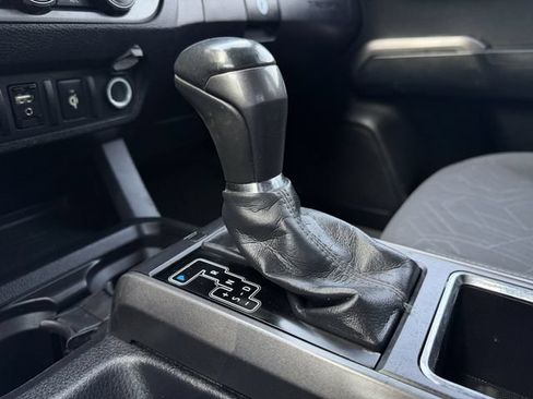 Used 2016 Toyota Tacoma TRD Off-Road w/ Premium & Technology Package AWD/4WD image 18