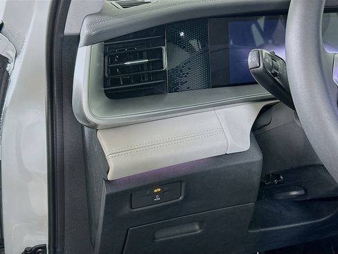 New 2025 Volkswagen Tiguan SE image 10