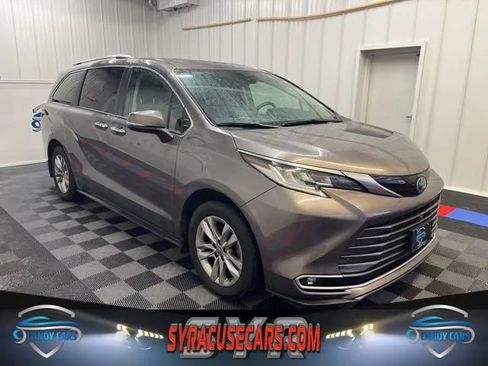Used 2022 Toyota Sienna Limited image 1